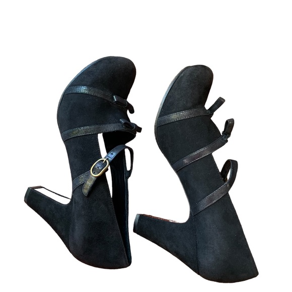 Chie Mihara Black Suede Strap Close Top Pump Heels Size 40 - Picture 7 of 17